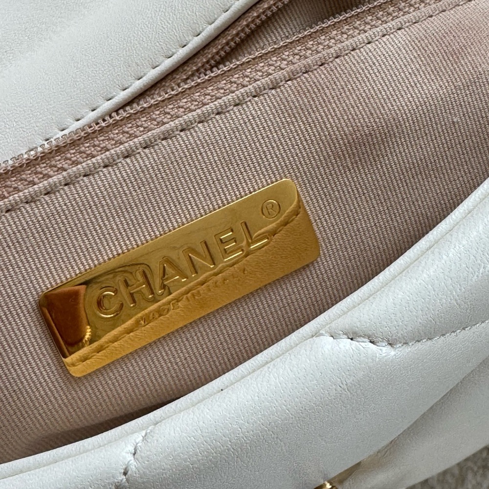 Chanel Ivory Quilted Shoulder Bag with Chain Strap - Picture 3 of 8